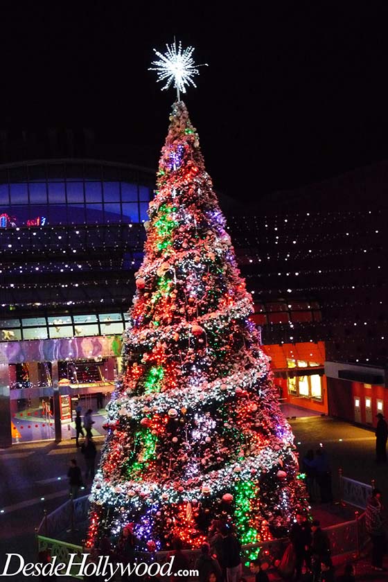 UniversalStudiosHollywood-Citywalk-ChristamasTree (1)