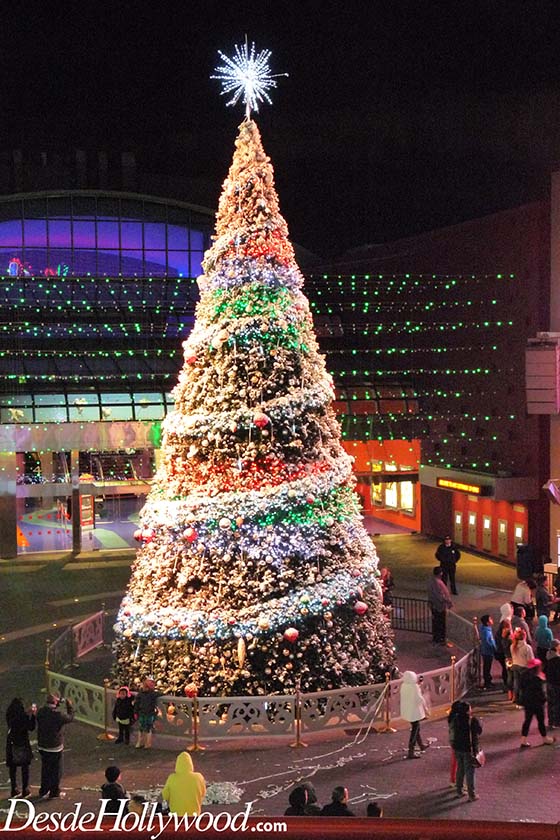 UniversalStudiosHollywood-Citywalk-ChristamasTree (4)