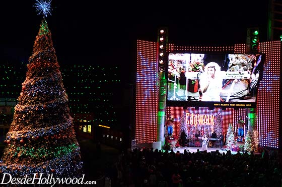 UniversalStudiosHollywood-Citywalk-ChristamasTree (6)