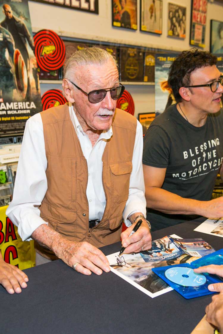 CaptainAmericaWinerSoldierSigningHollyood (14)