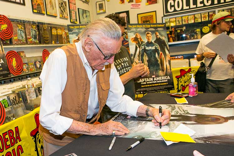 CaptainAmericaWinerSoldierSigningHollyood (15)