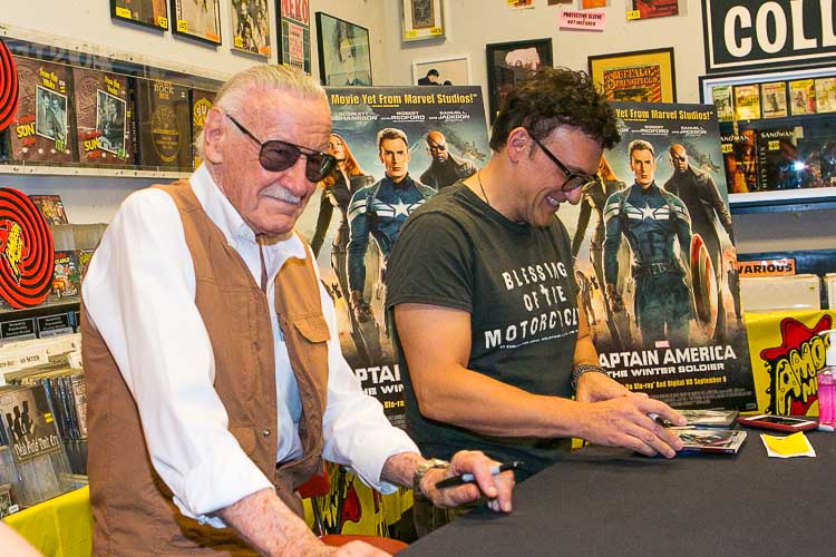 CaptainAmericaWinerSoldierSigningHollyood (16)