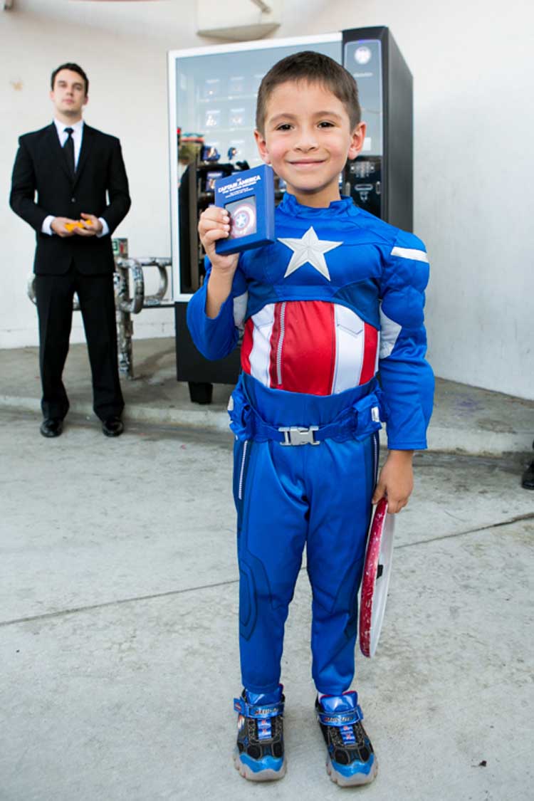 CaptainAmericaWinerSoldierSigningHollyood (8)