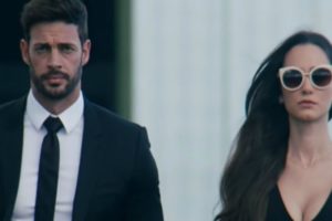 EN BRAZOS DE UN ASESINO